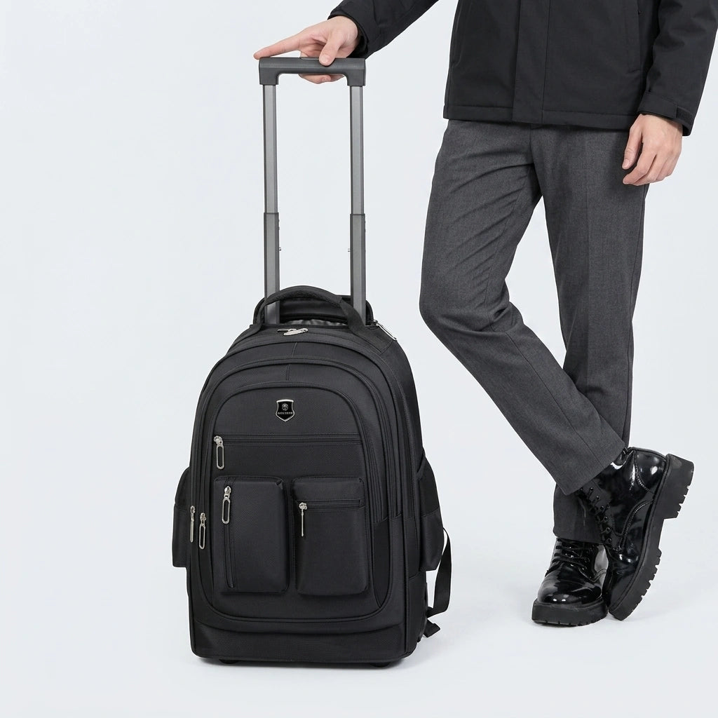 Homme tenant par la poignée télescopique un sac à dos trolley noir 35L en mode valise cabine