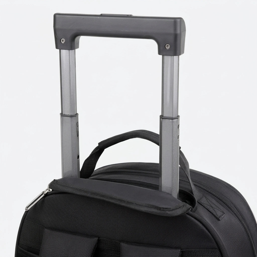 Gros plan poignée télescopique aluminium grise du sac à dos trolley 35L, robuste et légère