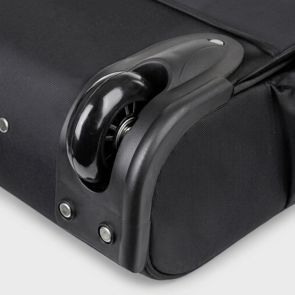 Gros plan roulette caoutchouc noire avec protection plastique du bagage cabine trolley 35L
