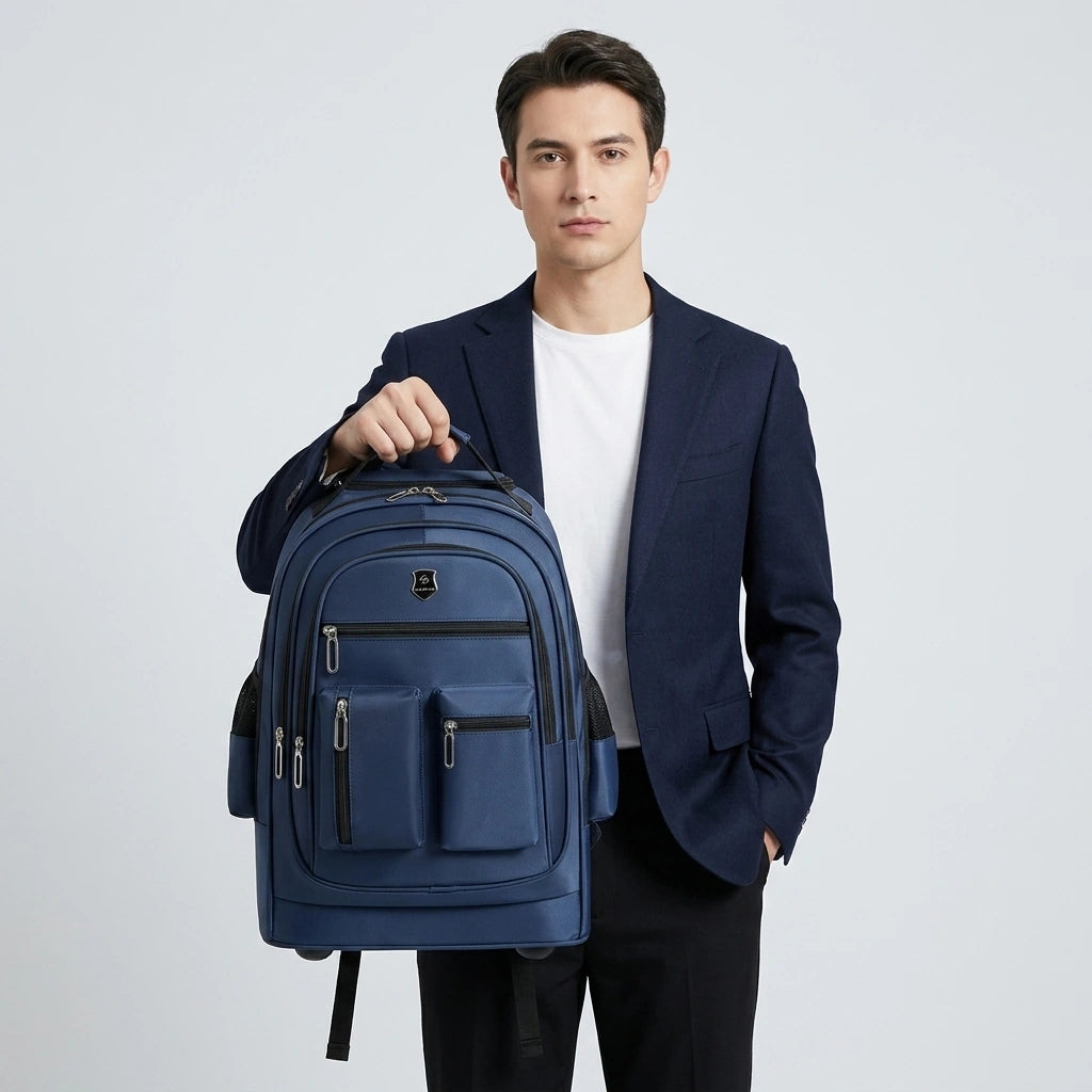 Homme en costume bleu marine tenant un sac de voyage trolley bleu 35L par sa poignée de dessus
