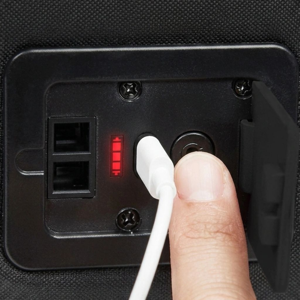 Port USB-C intégré et indicateur de charge rouge sur matière noire, sac à dos de voyage 48L Image