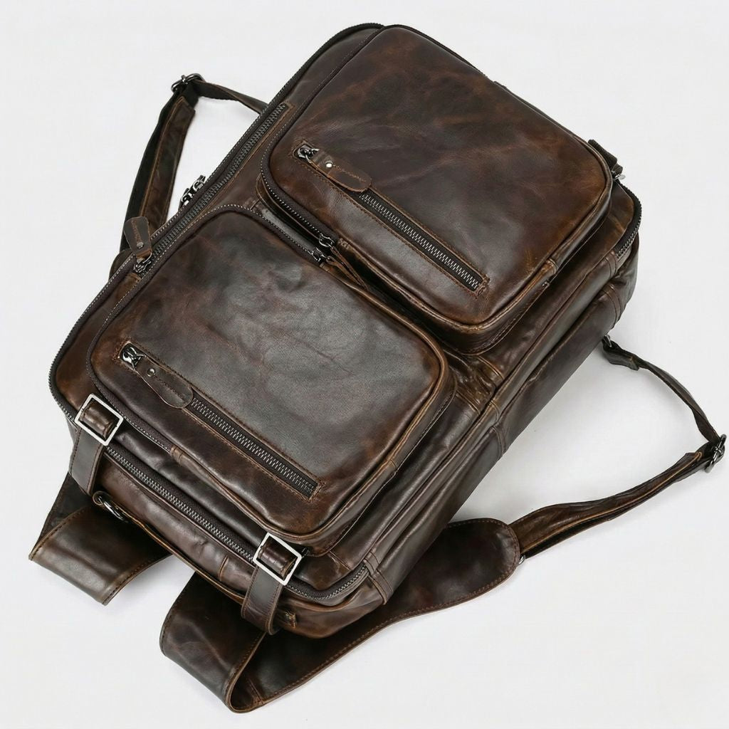 Vue du dessus en configuration sac à dos, cuir marron chocolat, bretelles et boucles ajustables argentées