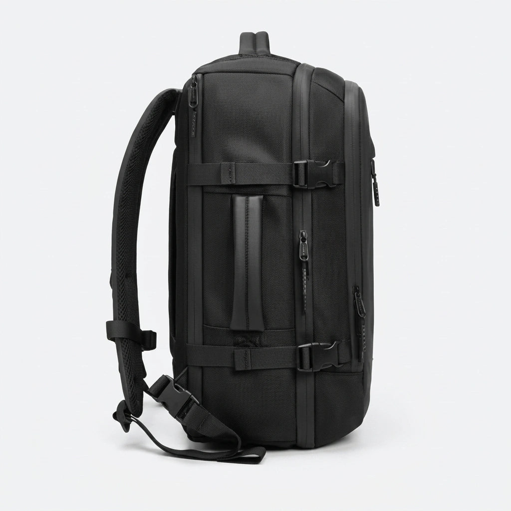 Sac a dos de voyage noir en toile Oxford vu de profil avec bretelles ajustables et sangles de compression