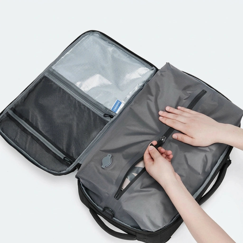 Sac a dos ouvert montrant le compartiment compression sous vide gris avec poche filet et valve hermetique Image