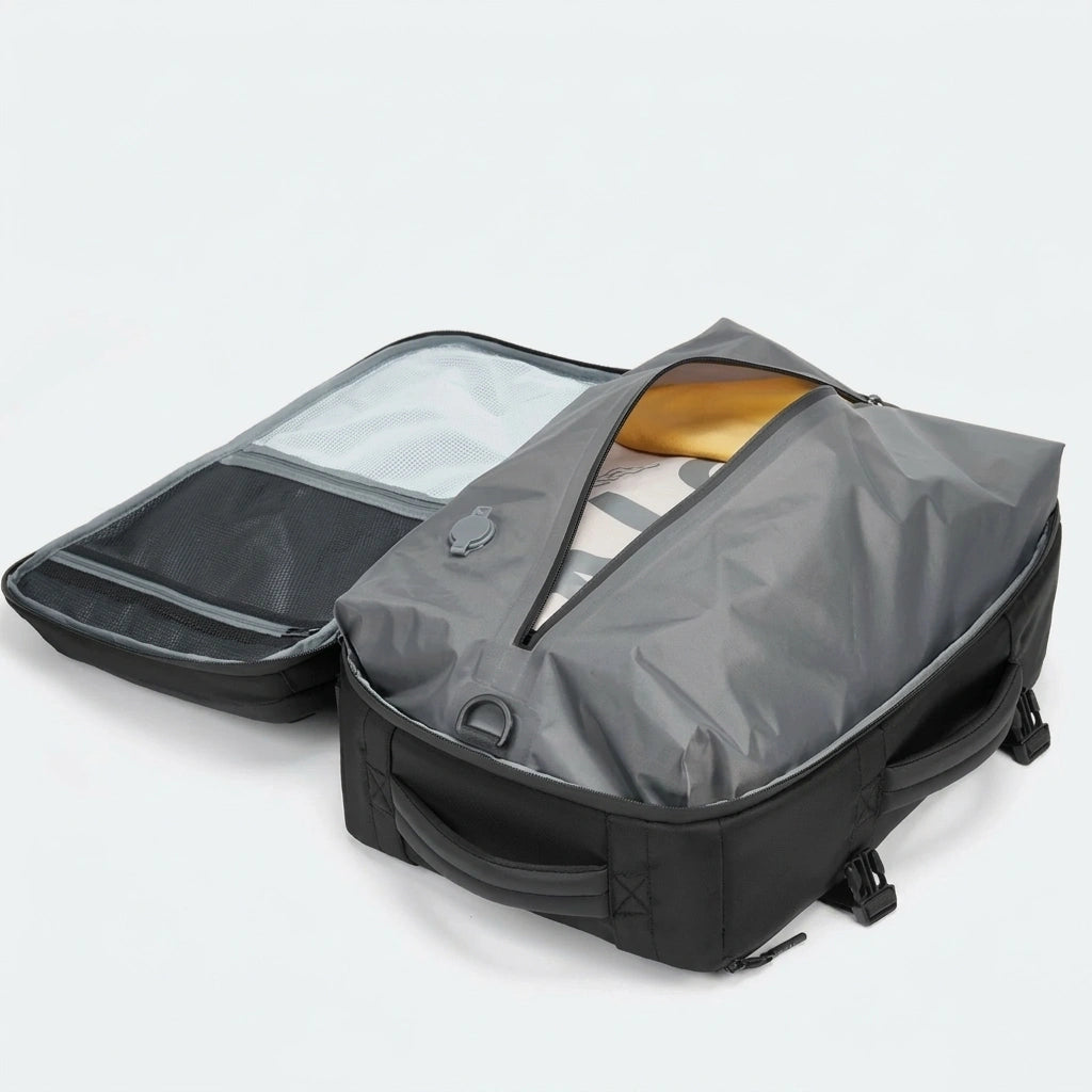 Sac a dos noir ouvert a plat montrant compartiment compression sous vide gonfle avec vetements a l interieur