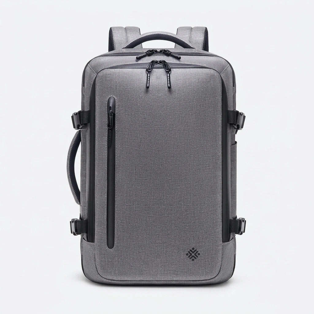 Sac a dos de voyage gris chine vu de face avec fermeture eclair verticale noire et logo en bas a droite