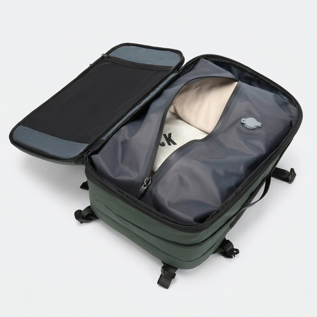 Sac à dos voyage vert ouvert montrant le sac de compression avec sweat rangé et valve d'évacuation