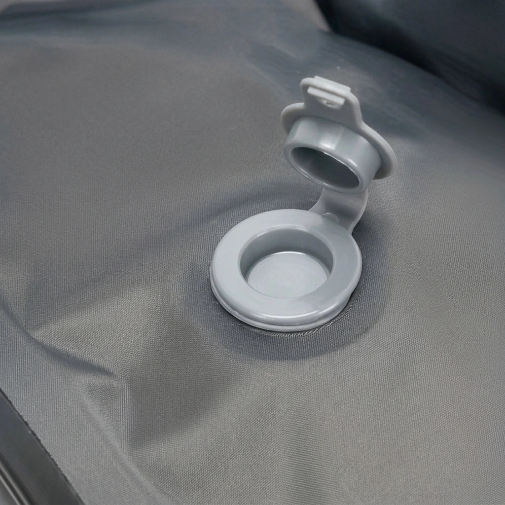 Gros plan sur la valve d'évacuation d'air ouverte du sac de compression intégré au sac à dos voyage