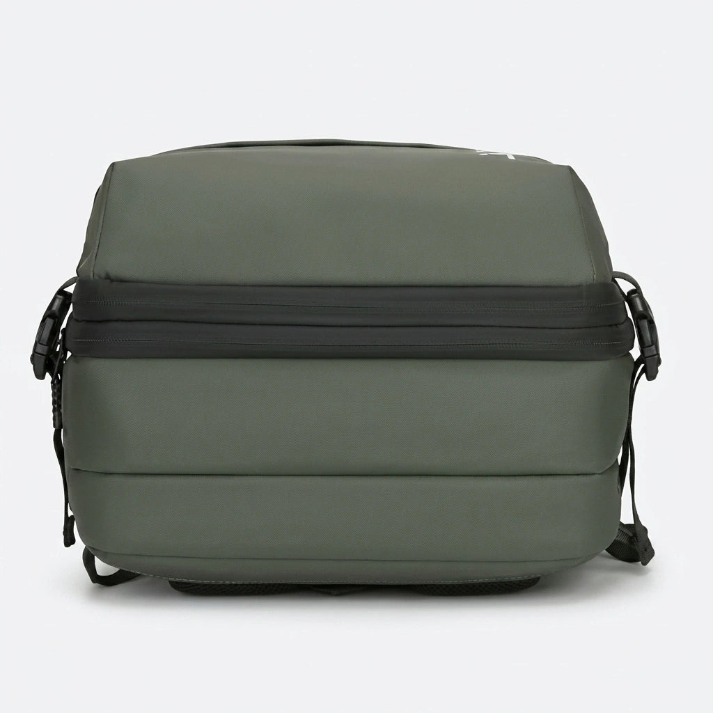Vue du dessus du sac à dos voyage vert montrant la fermeture éclair d'extension pour gagner en volume