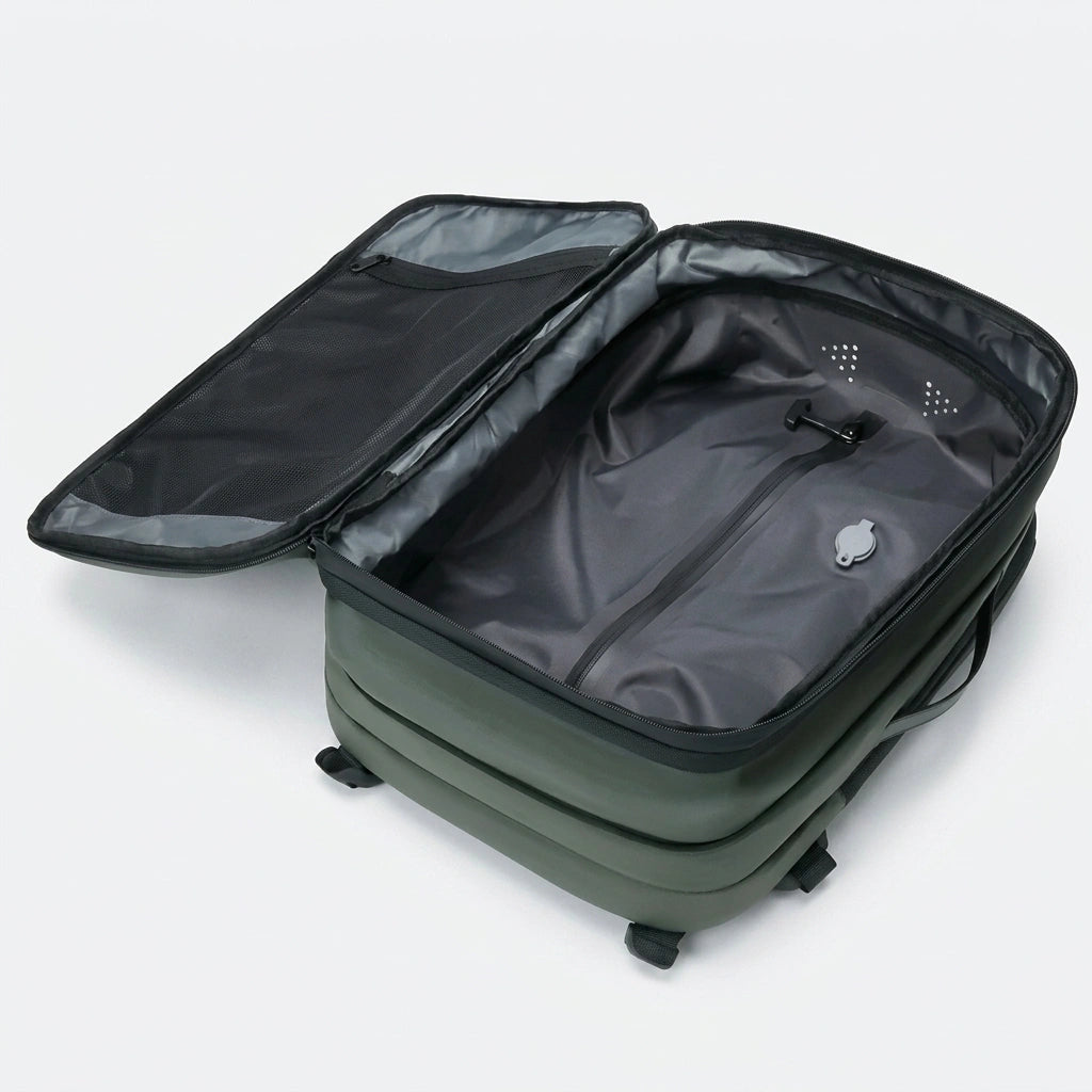 Sac à dos voyage vert ouvert à plat montrant le sac de compression avec valve et poche filet vide