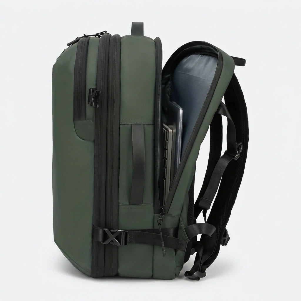 Sac à dos voyage vert vue latérale avec compartiment laptop arrière ouvert montrant un ordinateur