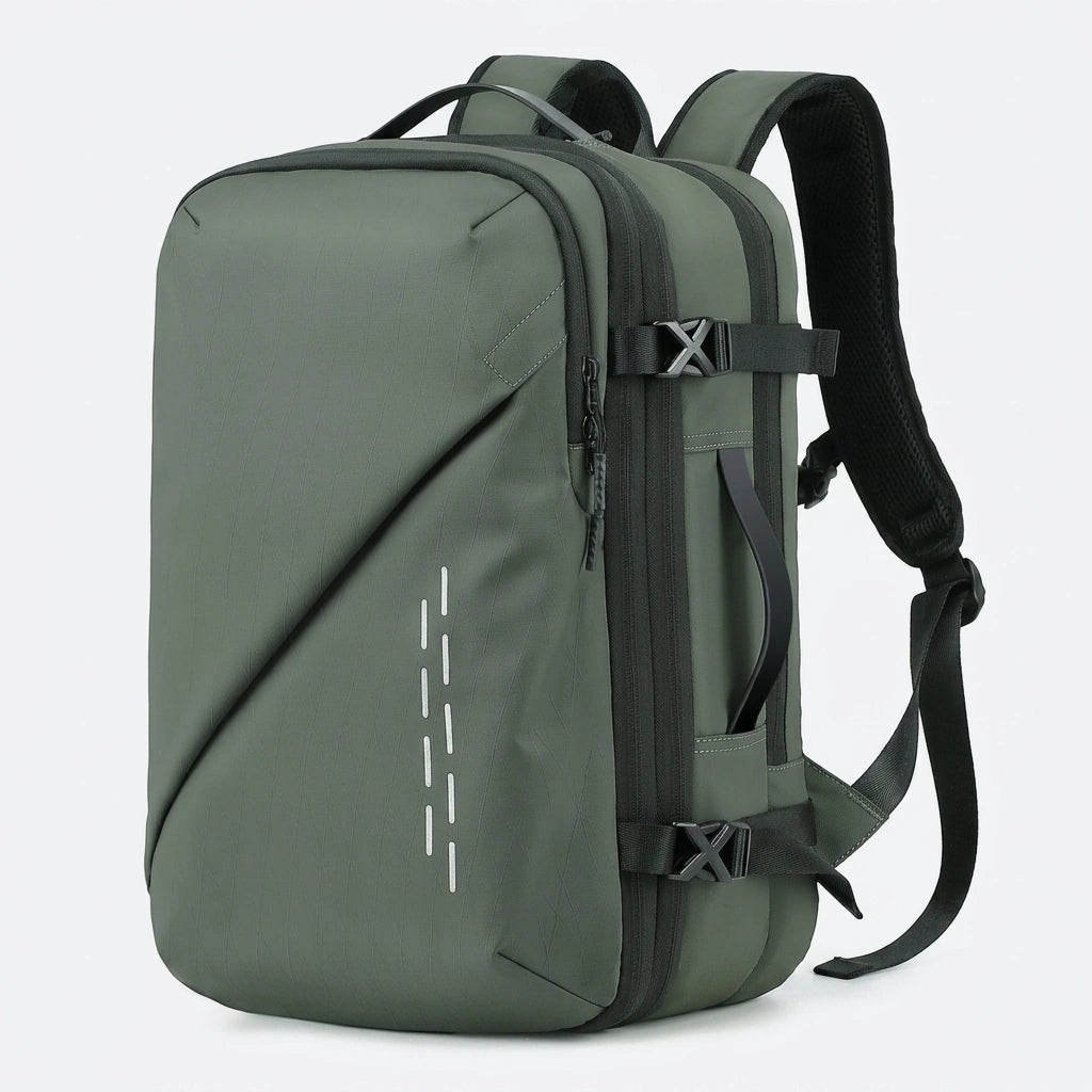 Sac à dos voyage vert vue trois-quarts avec bandes réfléchissantes, sangles de compression latérales