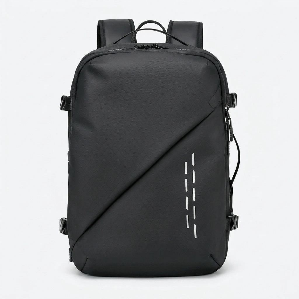 Sac à dos voyage noir vue de face avec design diagonal et bandes réfléchissantes pour la visibilité