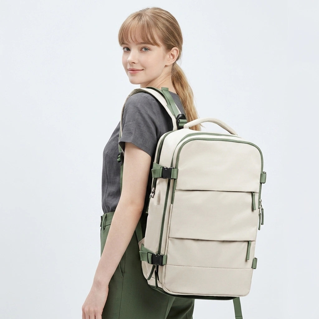 Jeune femme portant un sac à dos de voyage beige avec sangles vertes, style cabine avion et compression sous vide