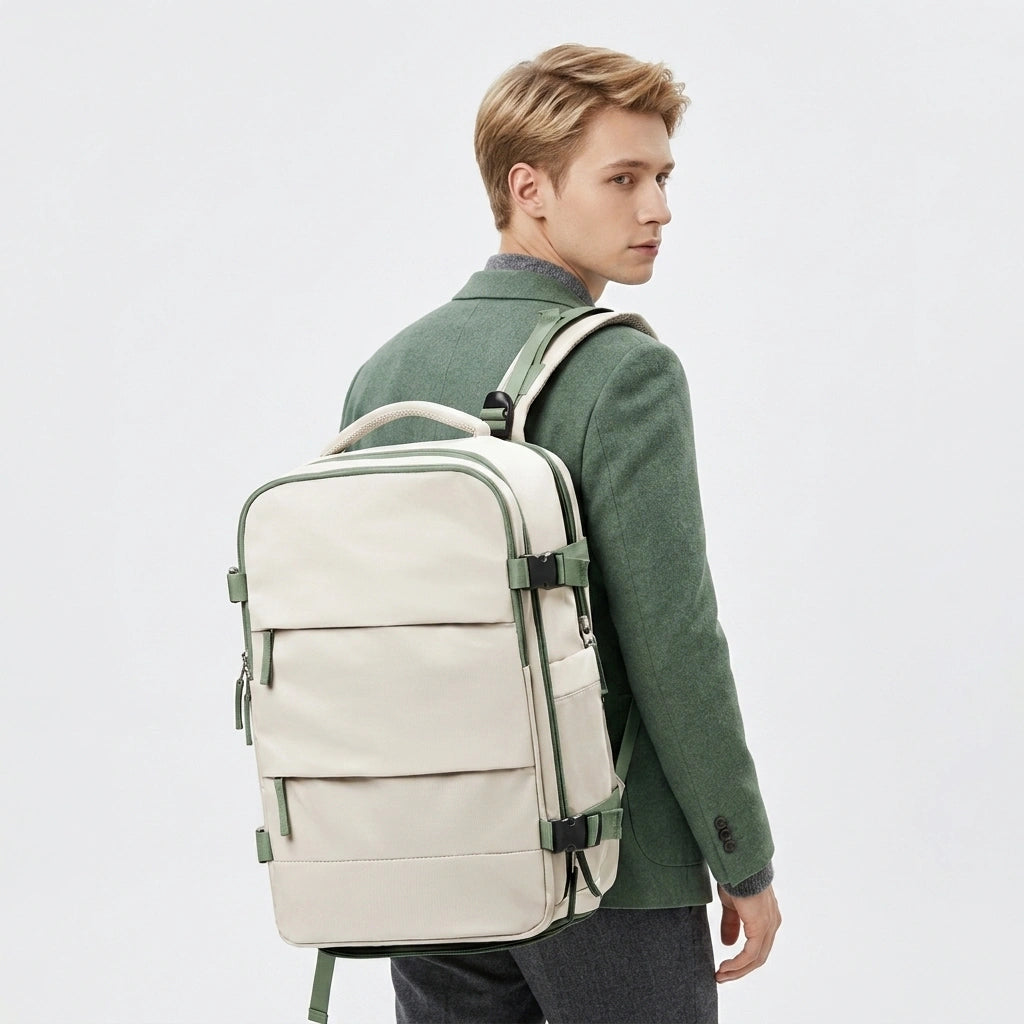 Homme en blazer vert portant le sac à dos de voyage beige sur le dos, bretelles rembourrées et sangles vertes