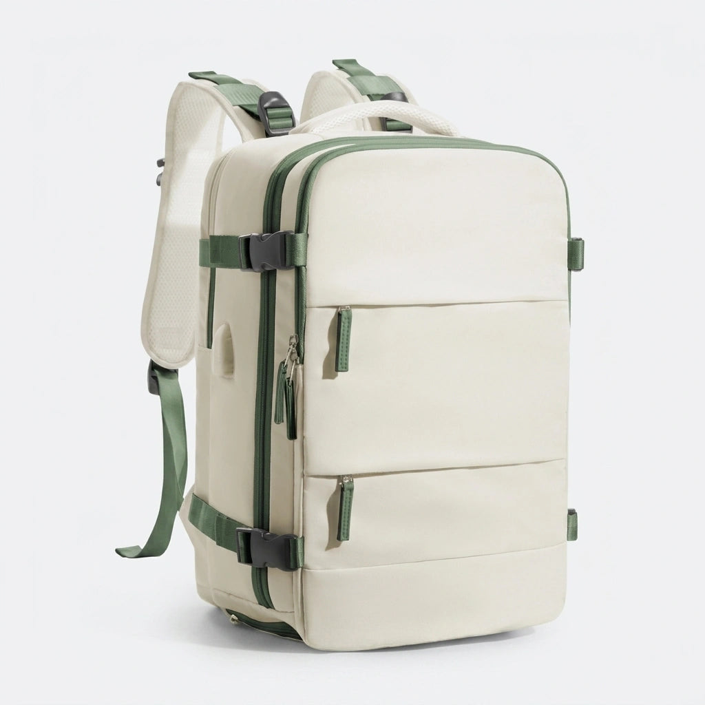 Sac à dos de voyage cabine beige vu de trois quarts avec sangles de compression vertes et poches frontales zippées