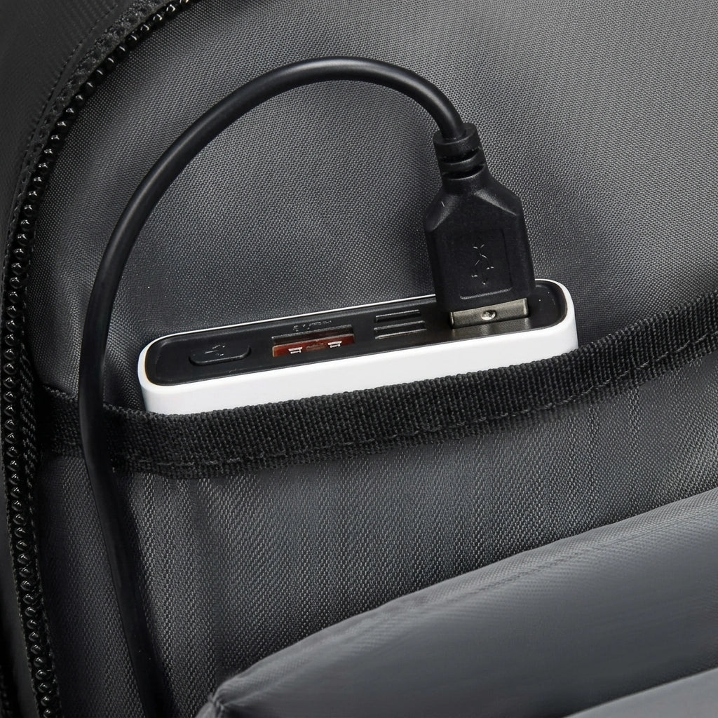 Poche interne du sac à dos de voyage avec batterie externe connectée au câble USB intégré dans la doublure