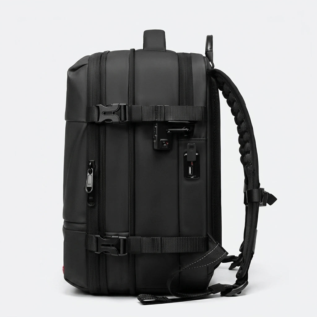 Vue latérale du sac à dos noir montrant le cadenas TSA, le port USB externe et les bretelles tressées