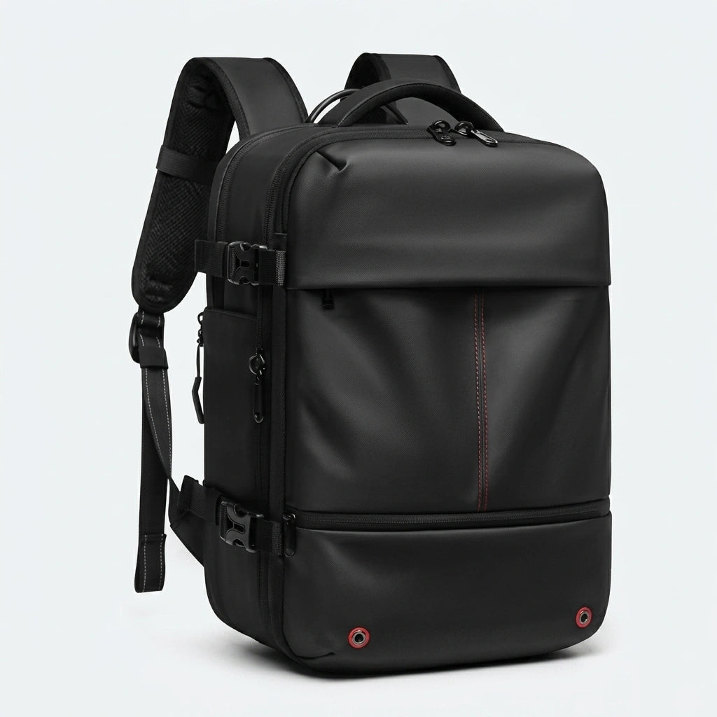 Sac à dos de voyage noir vu de trois quarts avant avec surpiqûres rouges et bretelles ajustables en maille