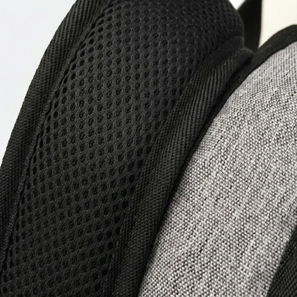 Détail de la bretelle rembourrée en mesh respirant noir du sac à dos à langer pour un portage sans douleur