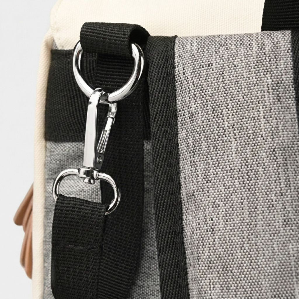 Gros plan sur les attaches poussette métalliques d'un sac à langer permettant la fixation sur les poignées Image