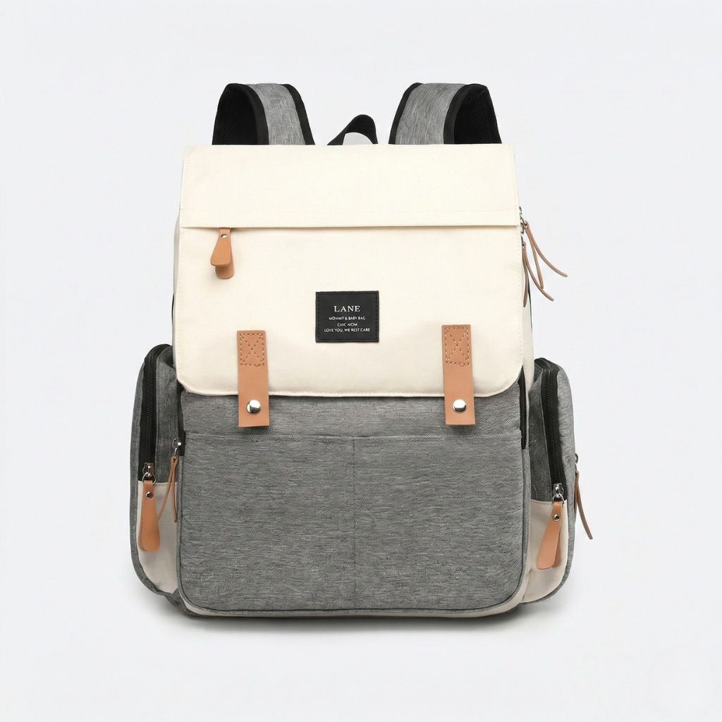 Sac à langer bicolore beige crème et gris, vue frontale, rabat supérieur avec passants cuir et fermeture pression