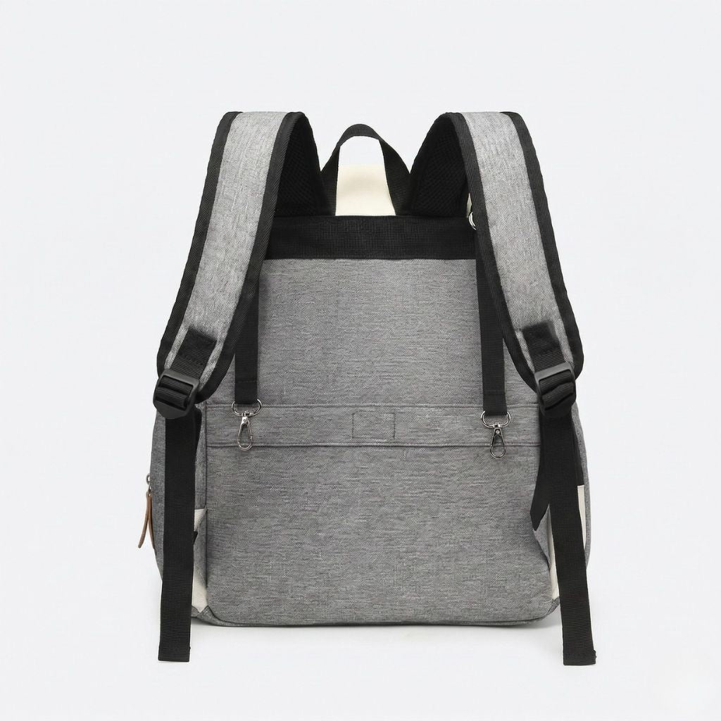 Vue arrière du sac à langer gris avec attaches poussette noires, bretelles ergonomiques et dos rembourré