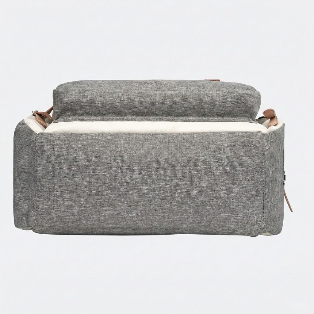 Vue du dessous du sac à langer bicolore gris et beige crème, fond plat stable avec coutures renforcées visibles