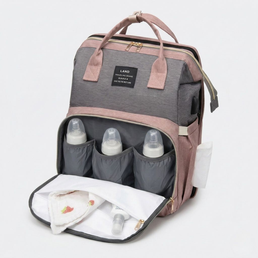 Sac à langer rose et gris ouvert révélant la poche frontale avec trois biberons et accessoires de puériculture Image