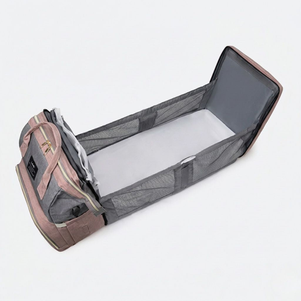 Vue de dessus du berceau déployable avec matelas blanc et filets de sécurité gris du sac à langer