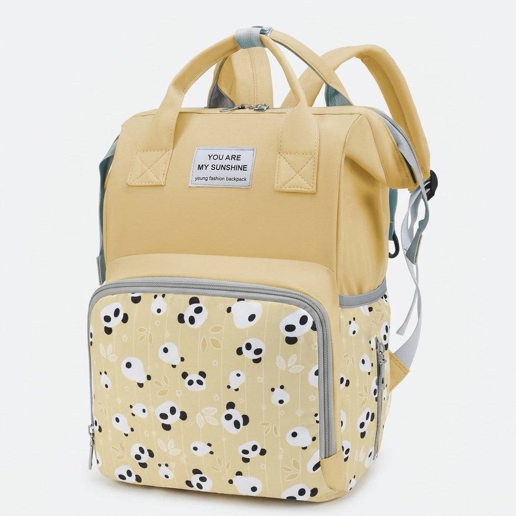 Sac à dos à langer jaune pâle motif pandas, vue trois-quarts, structure carrée et fermeture éclair