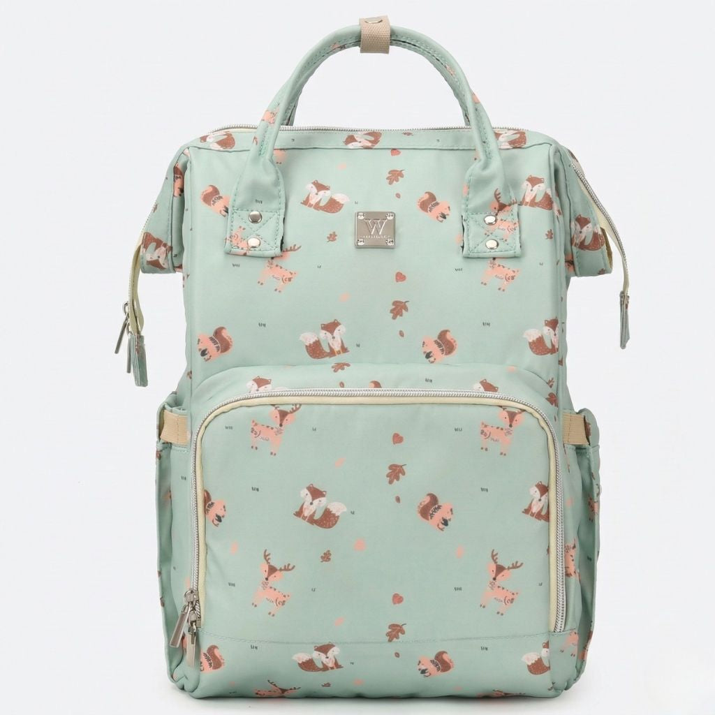 Sac à langer vert sauge avec motif animaux de la forêt, doubles poignées, poche frontale zippée et badge métal