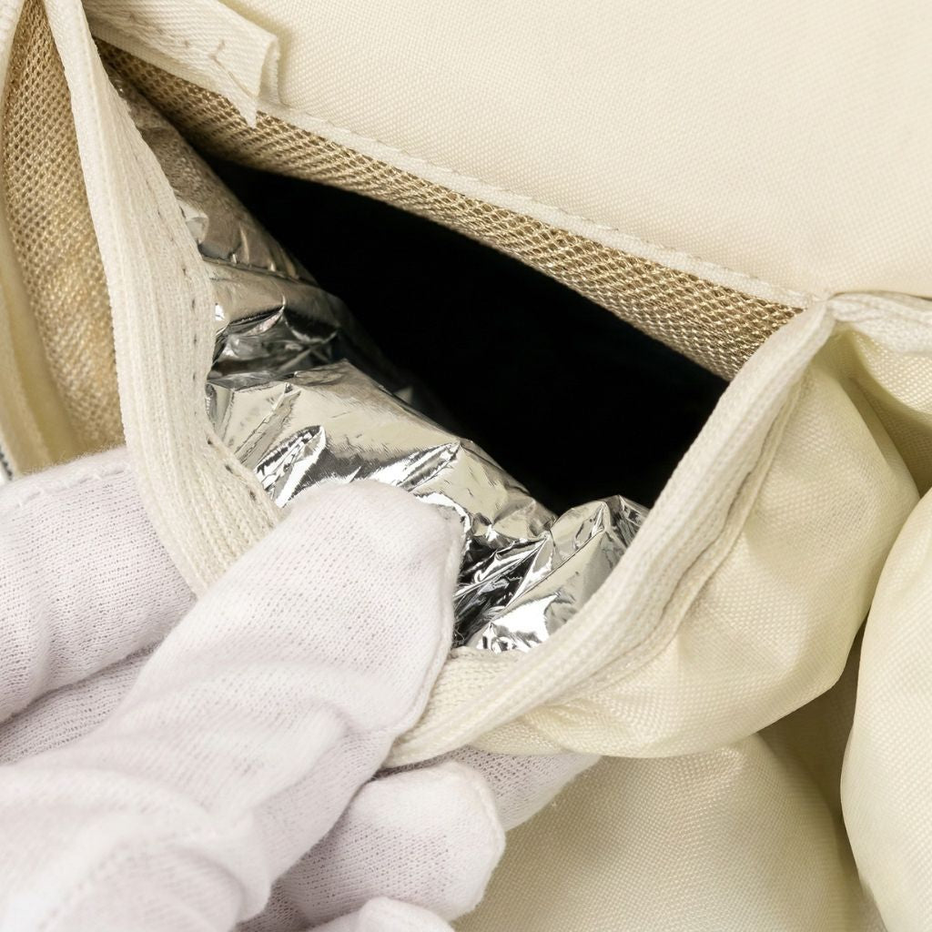 Gros plan de la poche isotherme du sac à langer, doublure argentée pour conserver les biberons au chaud