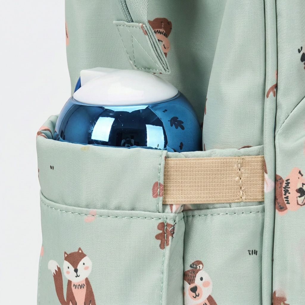 Poche latérale du sac à langer vert sauge avec motif animaux forêt, maintenant une gourde bleue métallique