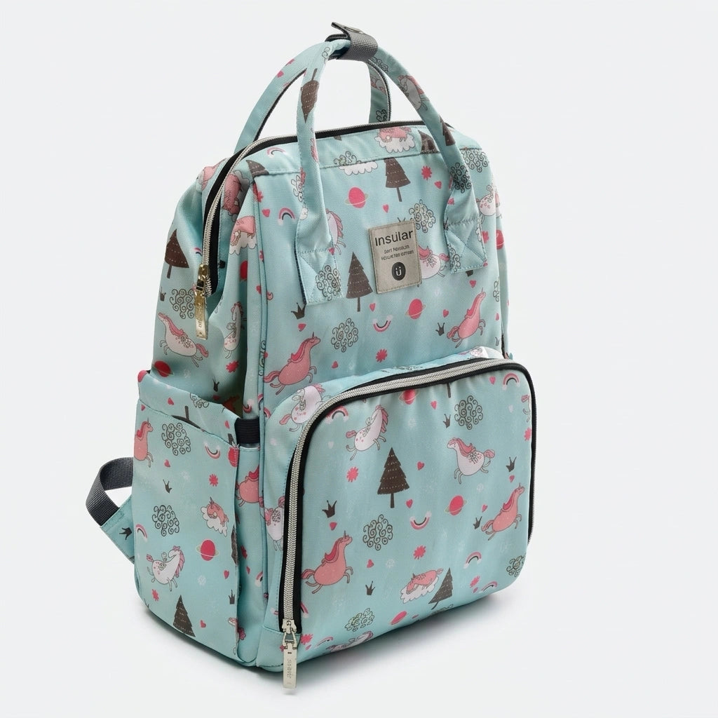 Sac à dos à langer vert menthe motif licornes et forêt enchantée, vue trois-quarts avec bretelles