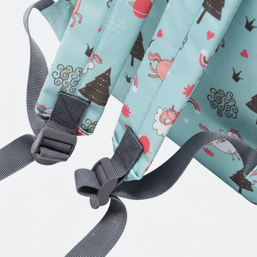 Gros plan des attaches poussette noires du sac à dos à langer bébé, fixation robuste pour poussette