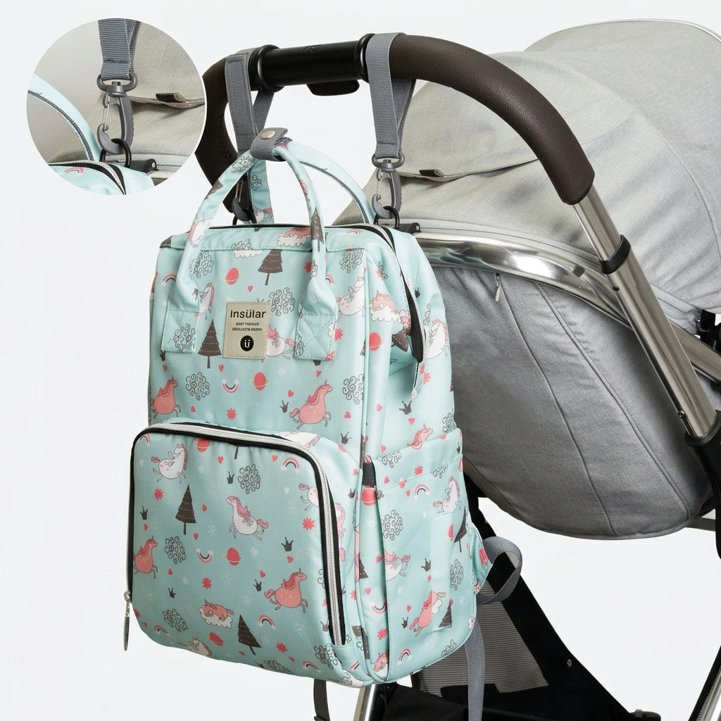 Sac à dos à langer vert menthe imprimé licornes accroché à une poussette grâce aux crochets intégrés Image