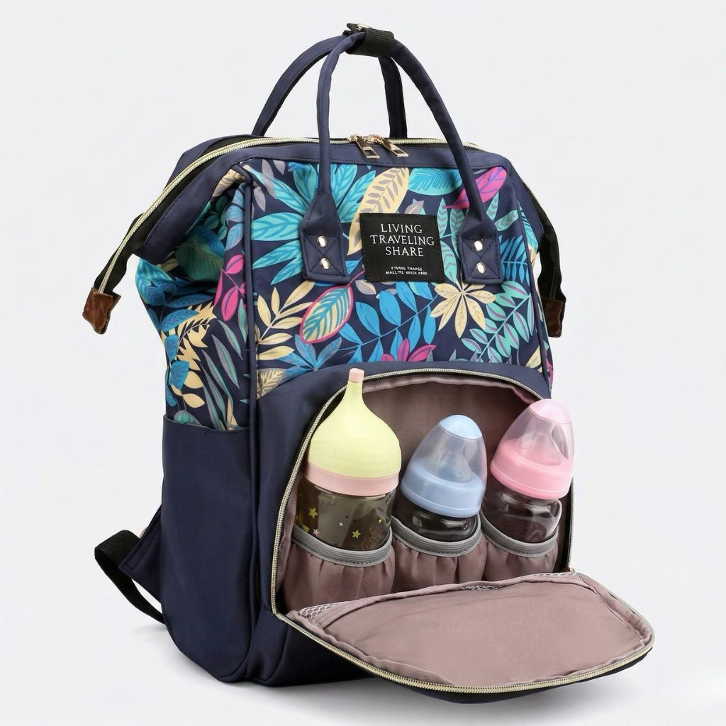 Sac à langer bleu marine ouvert, poche avant avec trois biberons colorés dans la doublure taupe Image
