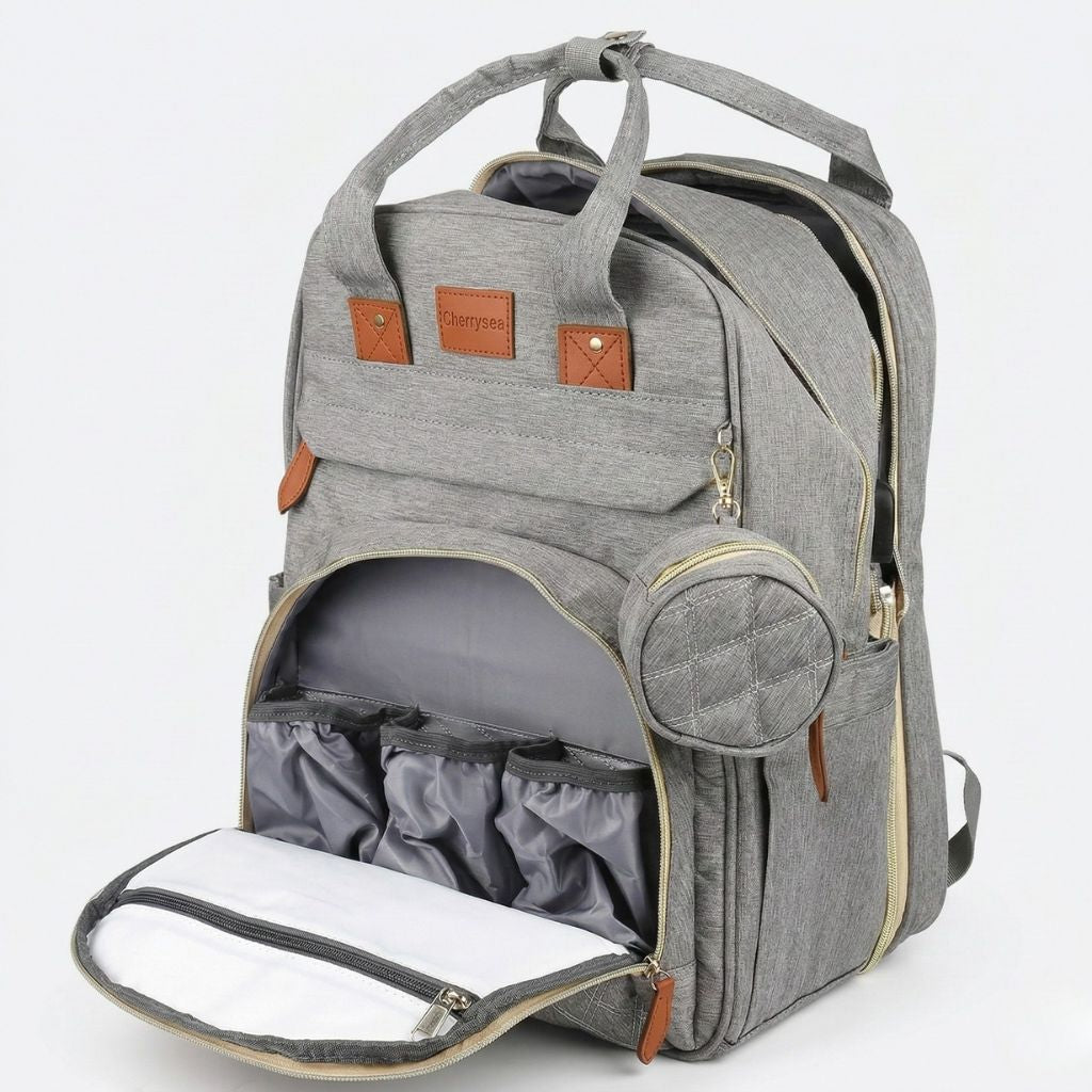 Sac à langer gris chiné avec compartiment isotherme ouvert et tapis à langer blanc dépliable visible