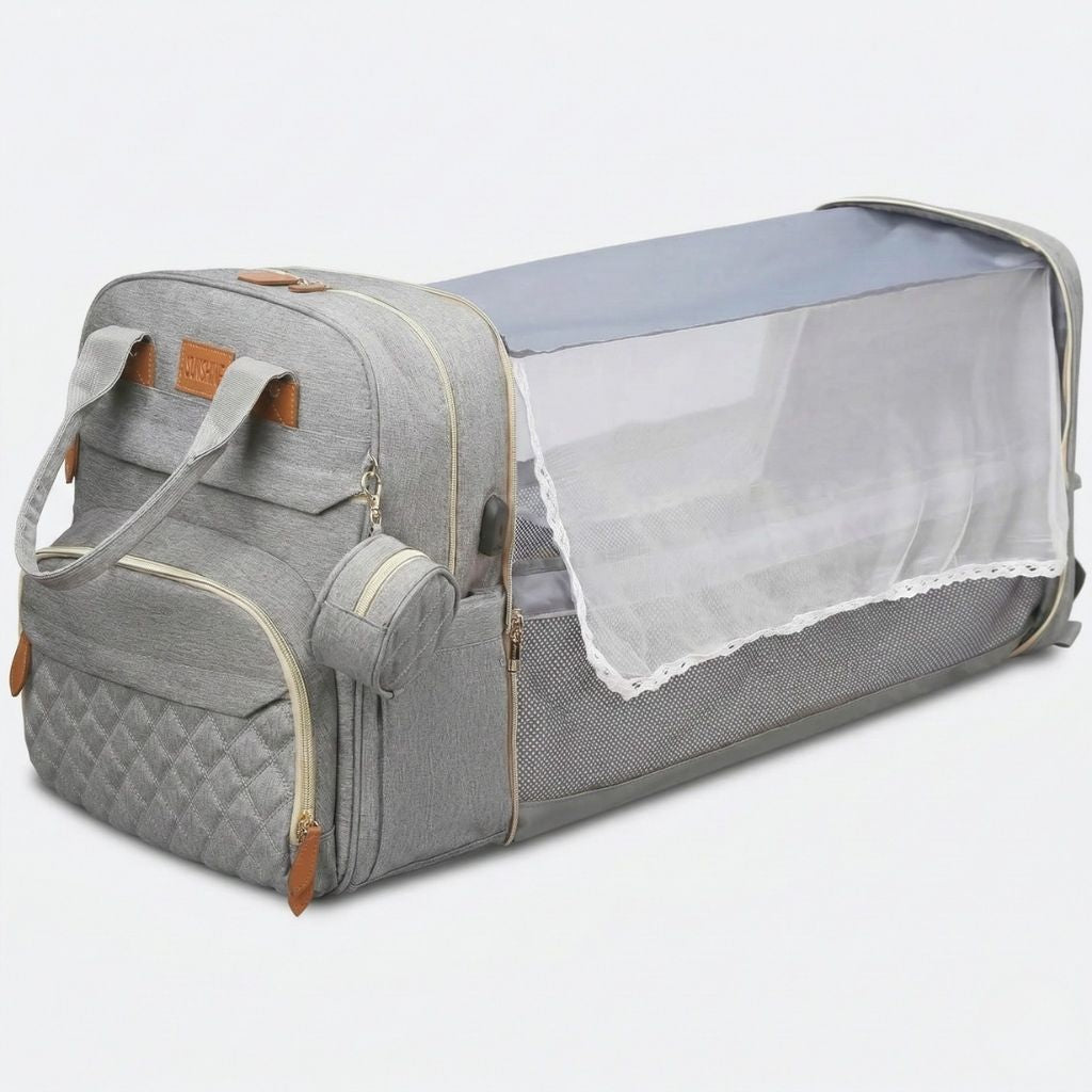 Lit pliable déployé du sac à langer gris chiné vide avec filet moustiquaire, toit gris et bordures dentelle