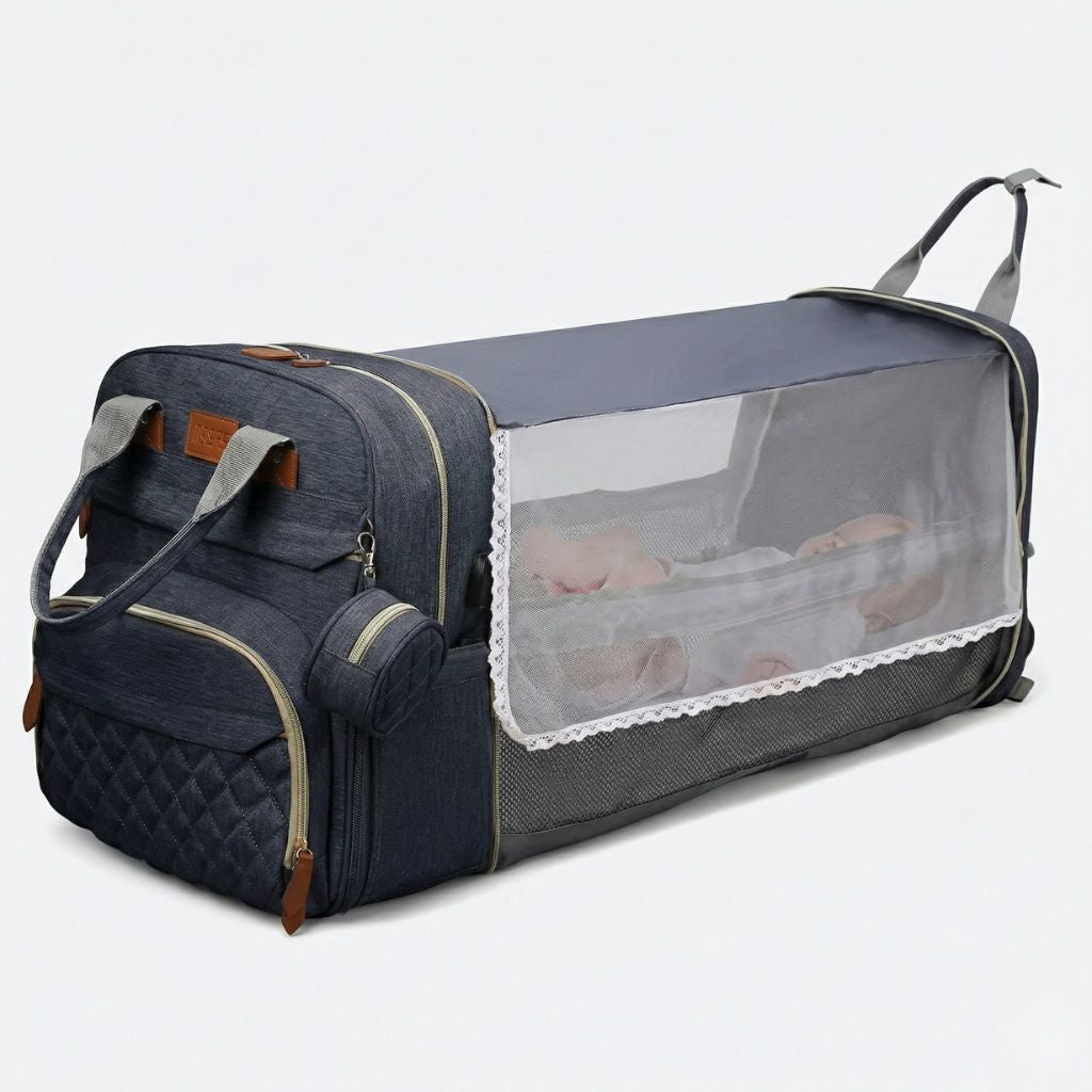 Lit de voyage pliable intégré au sac bleu marine avec bébé couché, filet moustiquaire et garniture dentelle