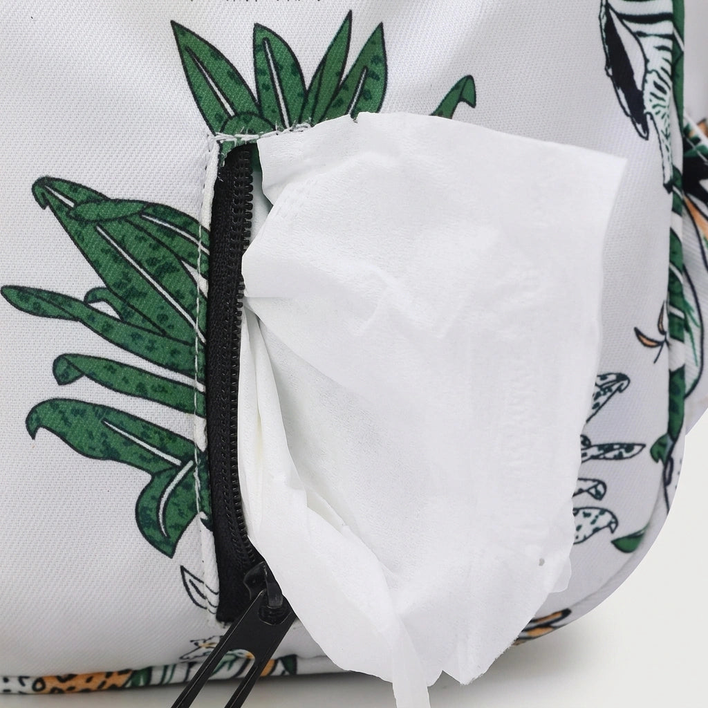 Détail de la poche à lingettes zippée du sac à dos à langer imprimé animaux sauvages et feuilles tropicales vertes Image