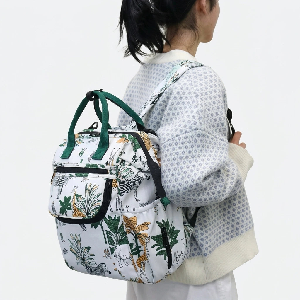 Sac à dos à langer blanc safari porté sur le dos par une femme lors d'une sortie en extérieur