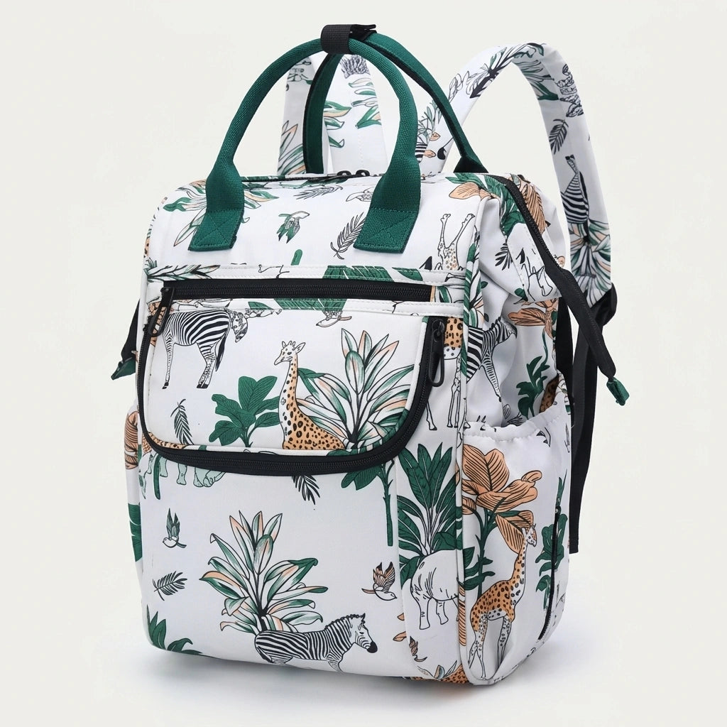 Sac à dos à langer blanc motif safari girafes et zèbres, vue trois-quarts, anses vertes et bandoulière