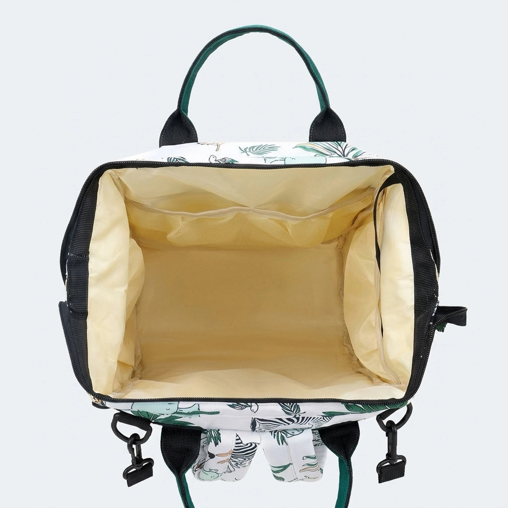 Intérieur grand compartiment du sac à dos à langer blanc safari, doublure beige et rangements bébé