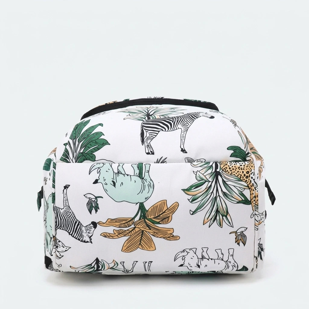 Vue fond du sac à dos à langer blanc motif safari, base plate et stable pour poser le sac debout