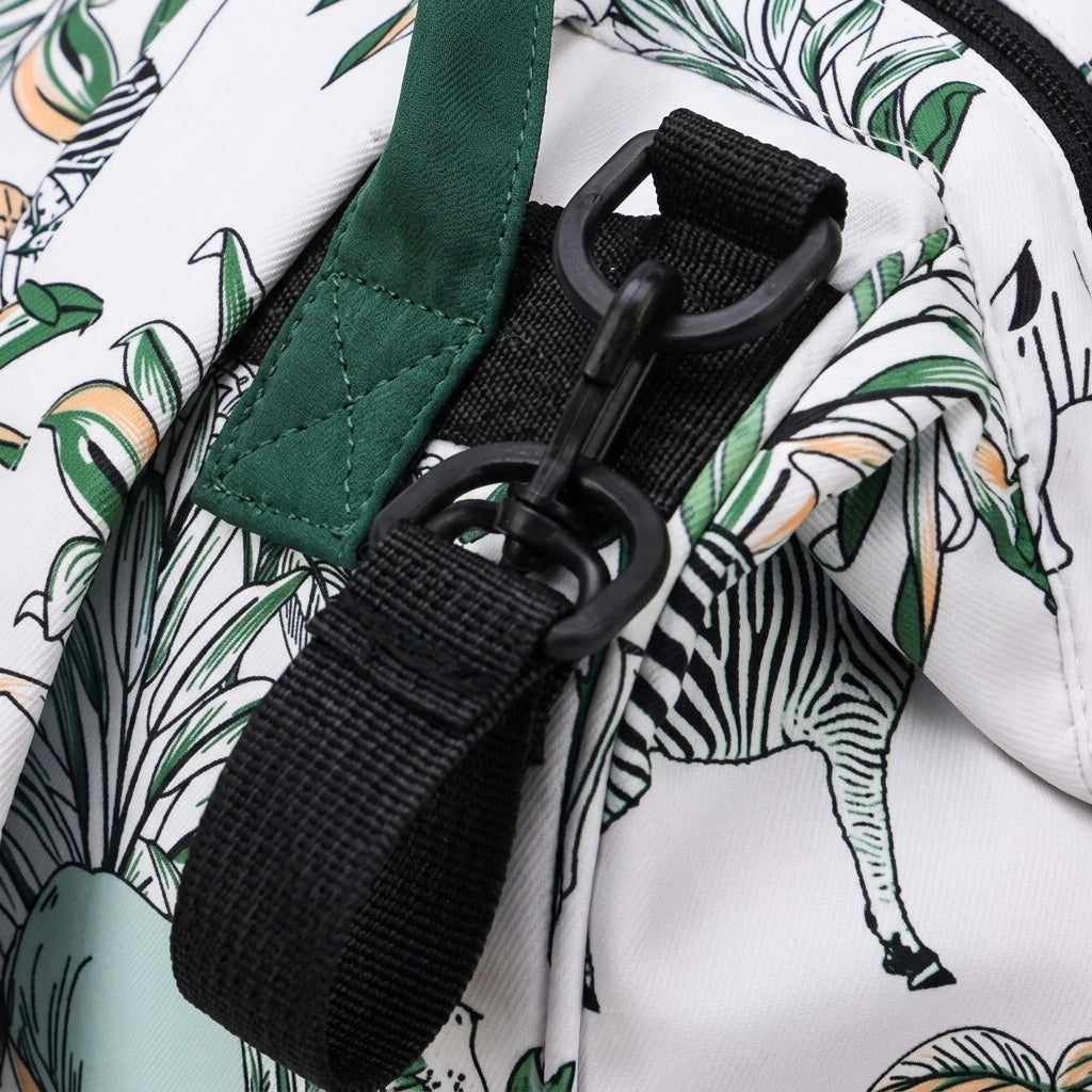 Gros plan des attaches poussette noires du sac à dos à langer safari, fixation solide et réglable