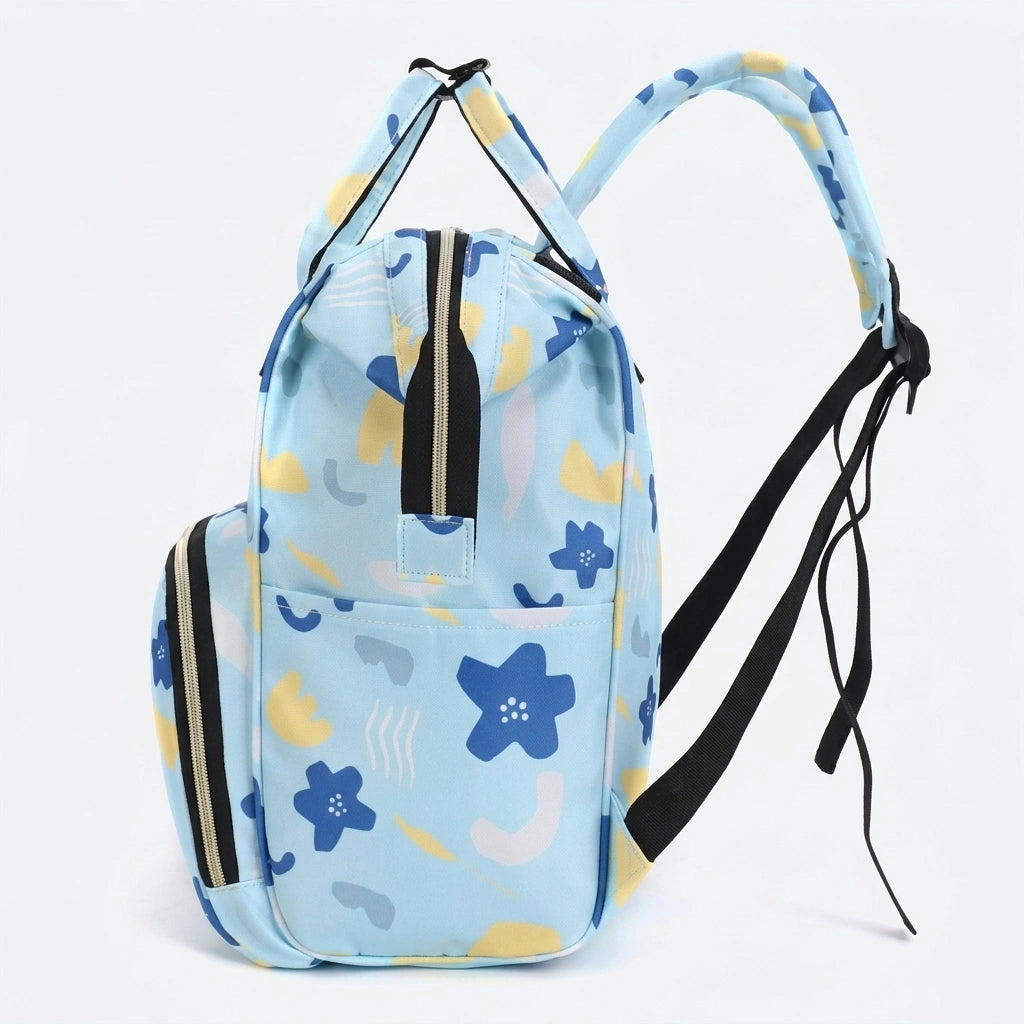 Profil latéral du sac à dos à langer bleu ciel avec poche latérale, bretelles et bandoulière noire
