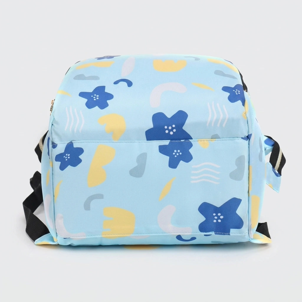 Vue fond du sac à dos à langer bleu ciel motif fleurs géométriques, base plate et structure stable