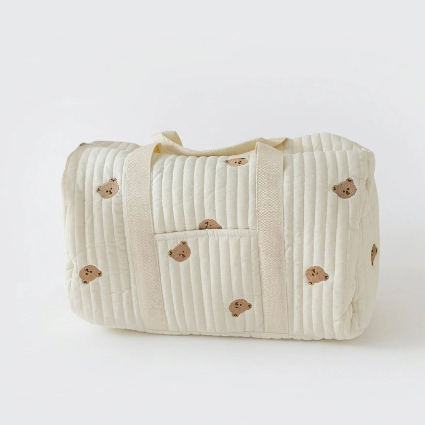 Sac à langer matelassé crème motif oursons brodés, vue de face avec poche frontale et bandoulière